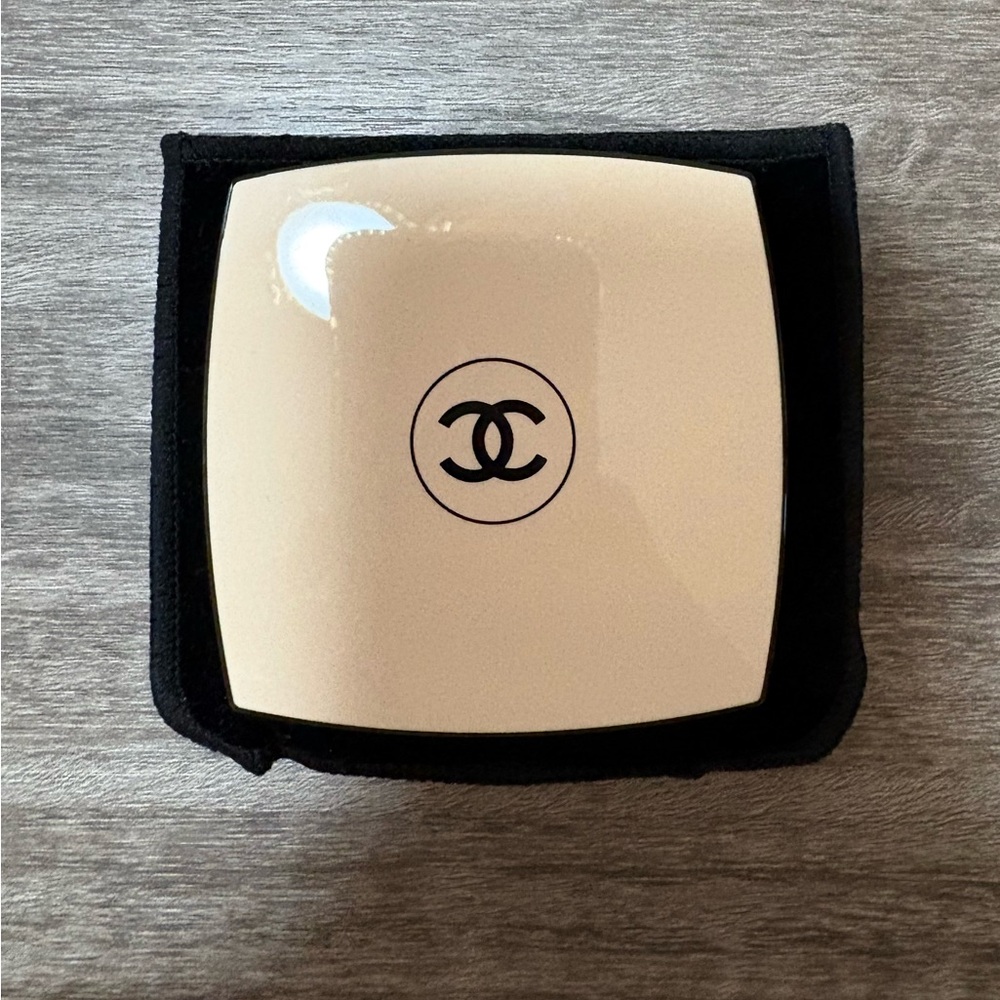 CHANEL Bronzer Compact with Brush - Warm Tan - Picture 6 of 7